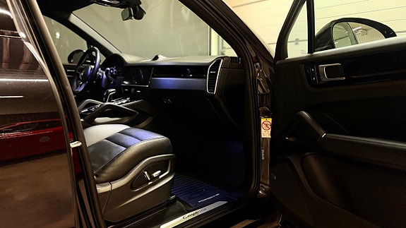 Porsche Cayenne 27 of 30