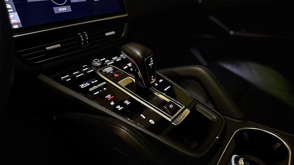 Porsche Cayenne 16 of 30