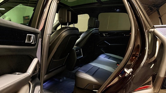 Porsche Cayenne 24 of 30