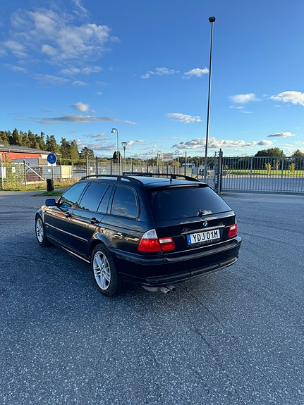 BMW 330i 3 of 5