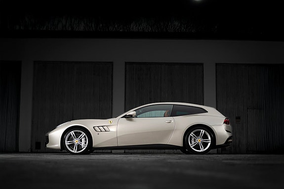 Ferrari Lusso 3 of 25