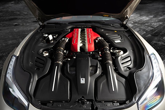 Ferrari Lusso 19 of 25