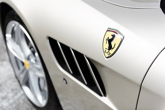 Ferrari Lusso 22 of 25