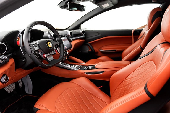 Ferrari Lusso 8 of 25