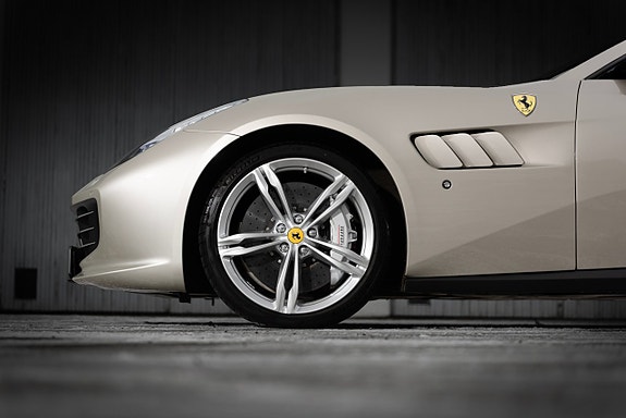 Ferrari Lusso 21 of 25