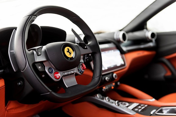 Ferrari Lusso 14 of 25