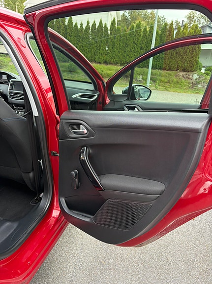 Peugeot 208 22 of 24