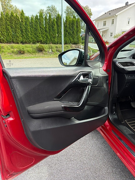 Peugeot 208 19 of 24