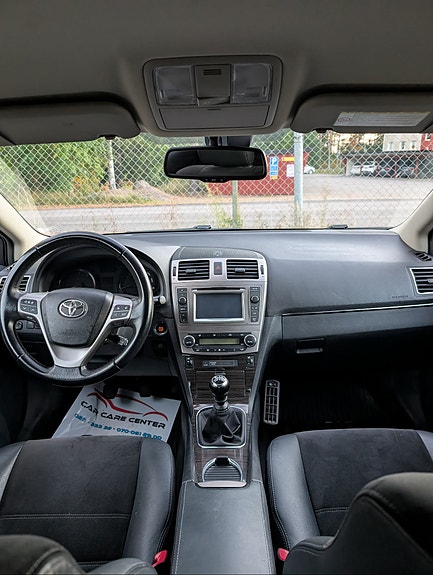 Toyota Avensis 2 of 8