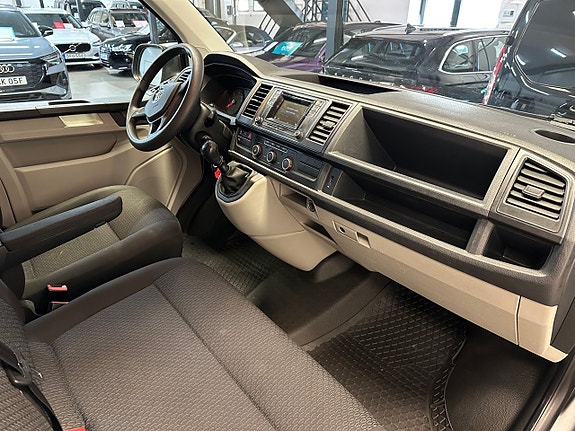 Volkswagen Caravelle 13 of 26