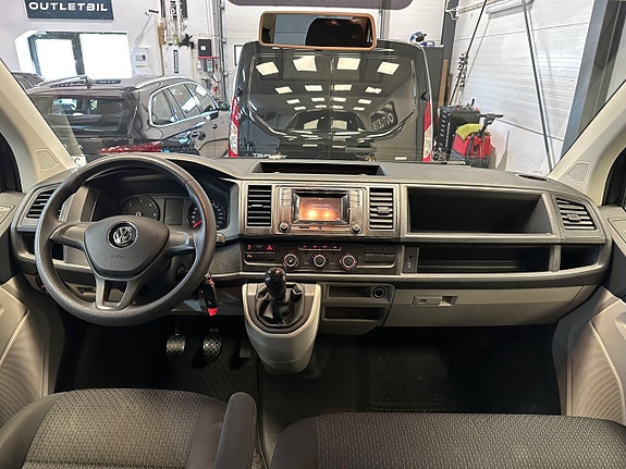 Volkswagen Caravelle 11 of 26