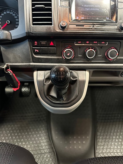 Volkswagen Caravelle 22 of 26