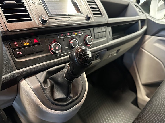 Volkswagen Caravelle 23 of 26