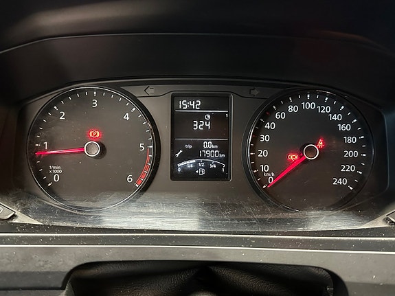 Volkswagen Caravelle 21 of 26