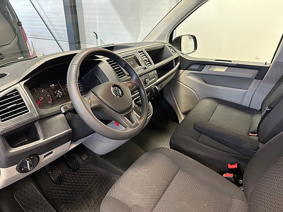 Volkswagen Caravelle 12 of 26