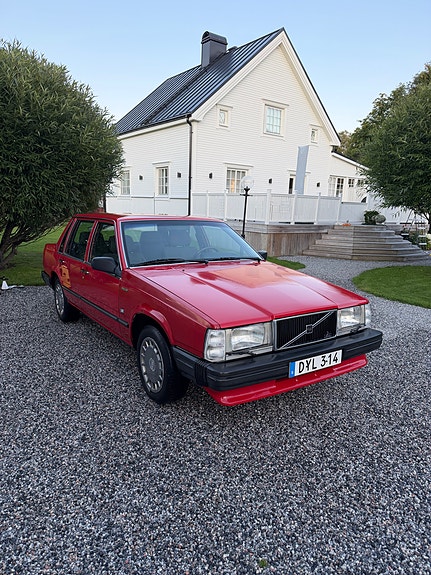 Volvo 740 2 of 5