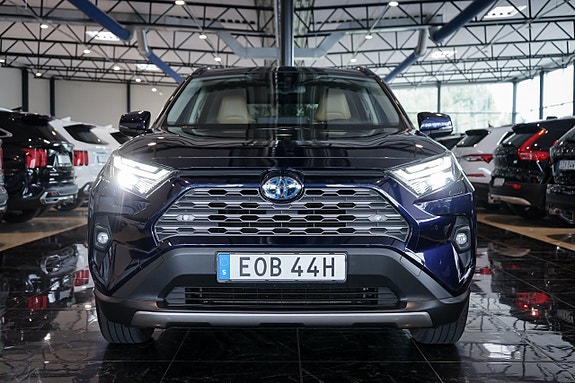 Toyota RAV4 2 of 28
