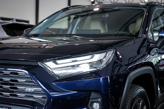 Toyota RAV4 4 of 28