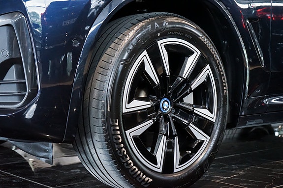 BMW iX3 5 of 27