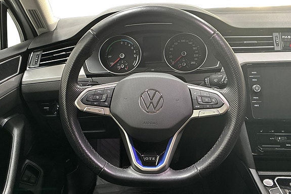 Volkswagen Passat 16 of 27