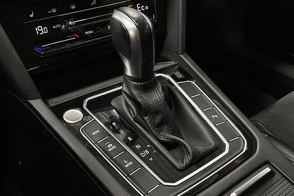Volkswagen Passat 22 of 27