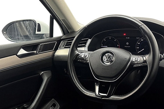 Volkswagen Passat 18 of 30