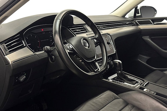 Volkswagen Passat 13 of 30