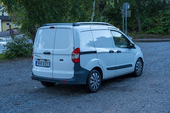 Ford Transit Courier 4 of 20