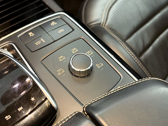 Mercedes-Benz GLS63 13 of 23