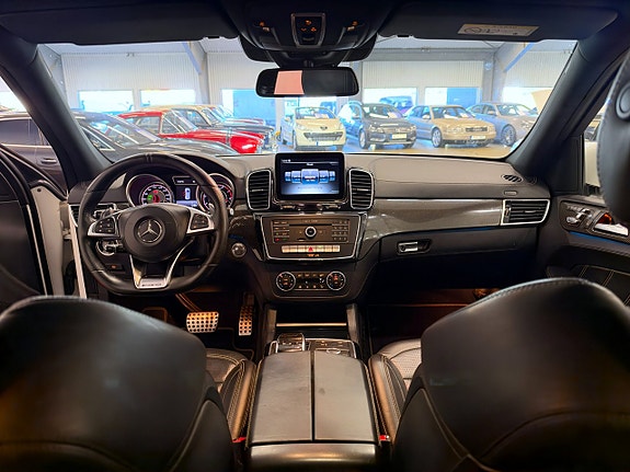 Mercedes-Benz GLS63 11 of 23