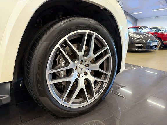 Mercedes-Benz GLS63 14 of 23