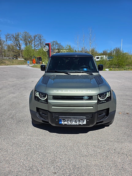 Land Rover Defender 110 3 of 4