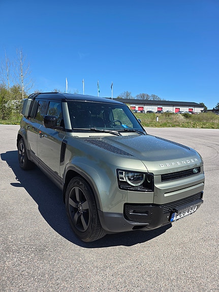 Land Rover Defender 110 2 of 4