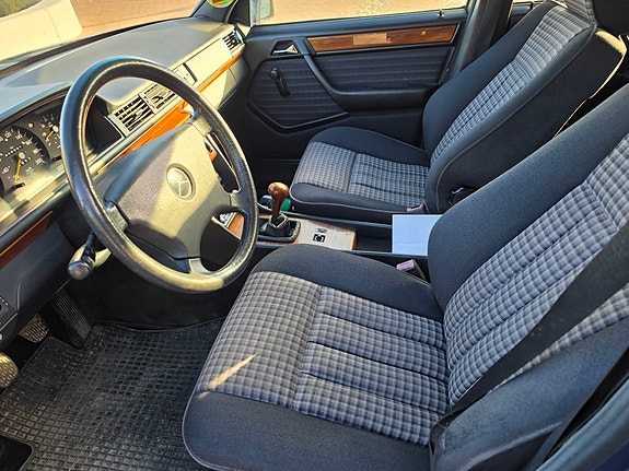 Mercedes-Benz 300 TD 4 of 5