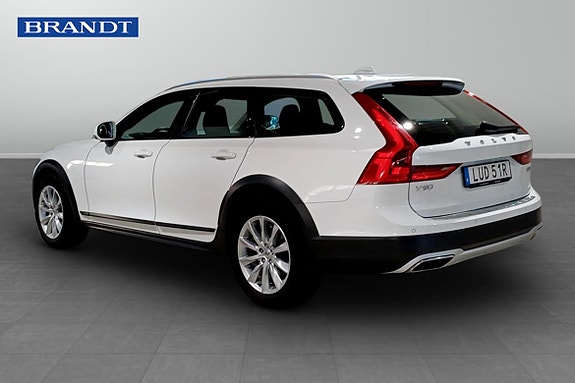 Volvo V90 Cross Country 2 of 9