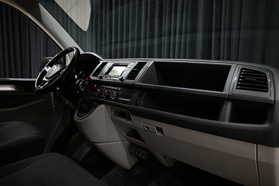 Volkswagen Caravelle 28 of 30