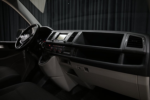 Volkswagen Caravelle 26 of 28