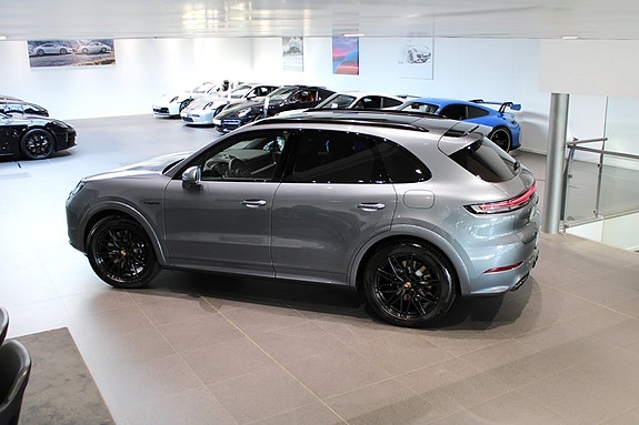Porsche Cayenne S 12 of 17