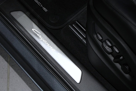 Porsche Cayenne S 7 of 17