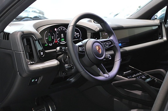 Porsche Cayenne S 3 of 17