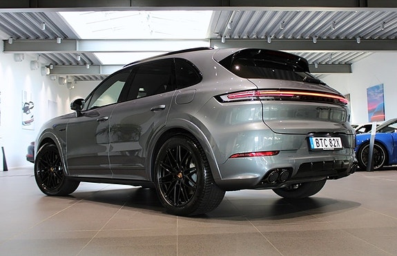 Porsche Cayenne S 2 of 17