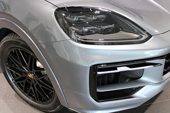 Porsche Cayenne S 9 of 17