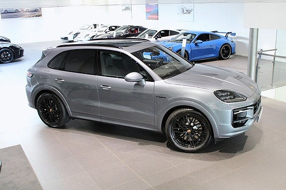 Porsche Cayenne S 10 of 17