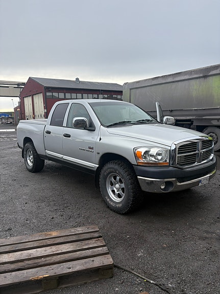 Dodge RAM 1500 2 of 5