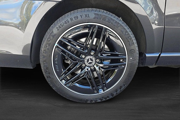 Mercedes-Benz V300 9 of 16