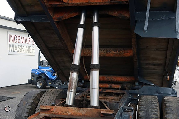 HYDRAULISK TIPPVAGN MED STÅLBOTTEN OCH LÄMMA 9 of 12