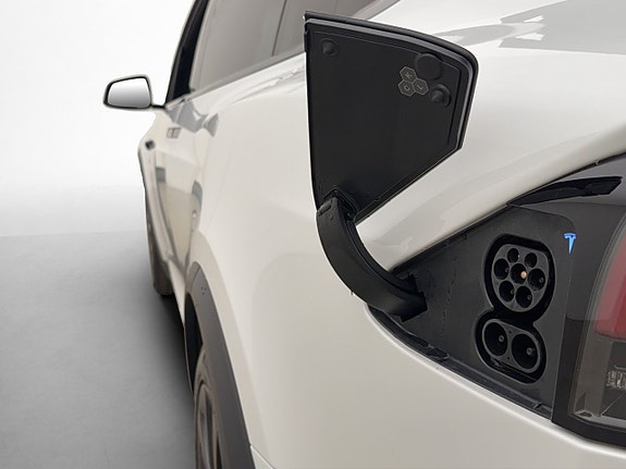 Tesla Model X 14 of 30
