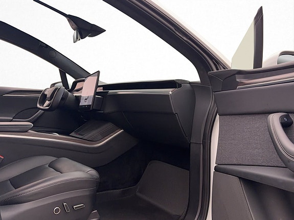 Tesla Model X 26 of 30