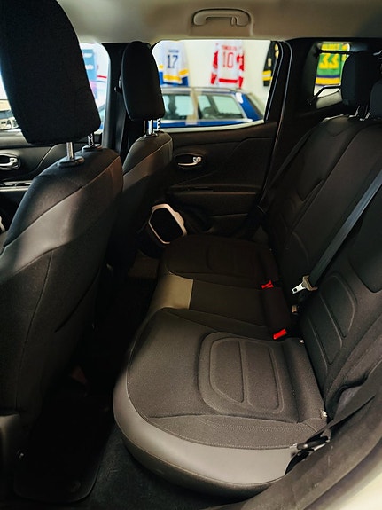 Jeep Renegade 15 of 22