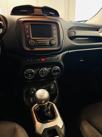 Jeep Renegade 18 of 22